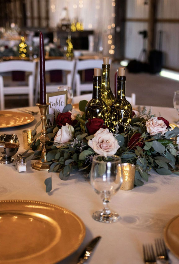 Moody wedding table ideas - burgundy and gold wedding table decorations #wedding #burgundy #weddingdecor