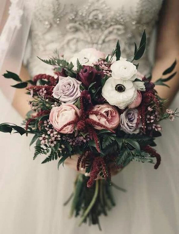 Wedding Bouquet with burgundy details #burgundy #bouquet