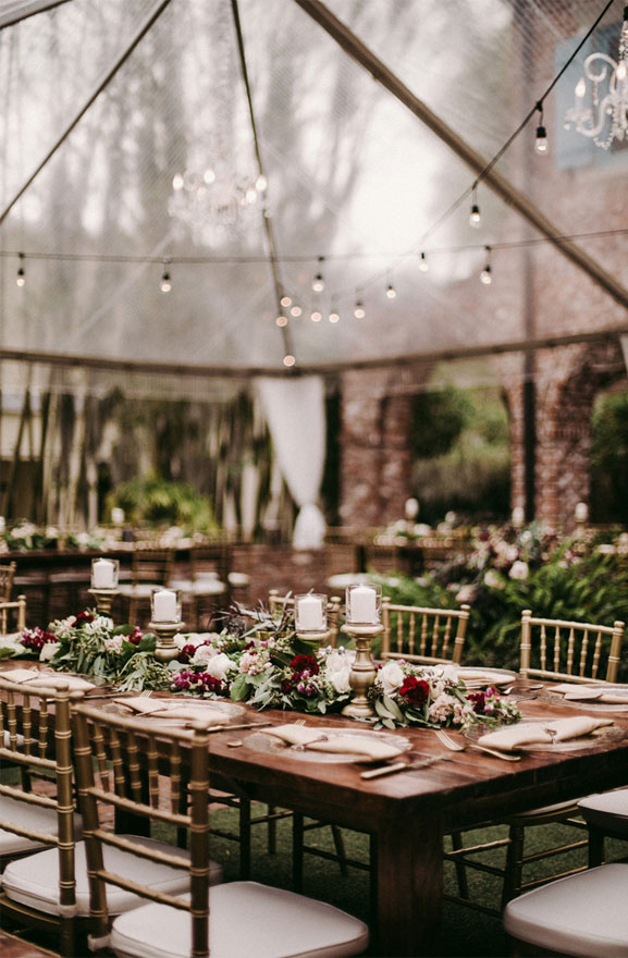 Moody wedding table ideas - burgundy and gold wedding table decorations #wedding #burgundy #weddingdecor