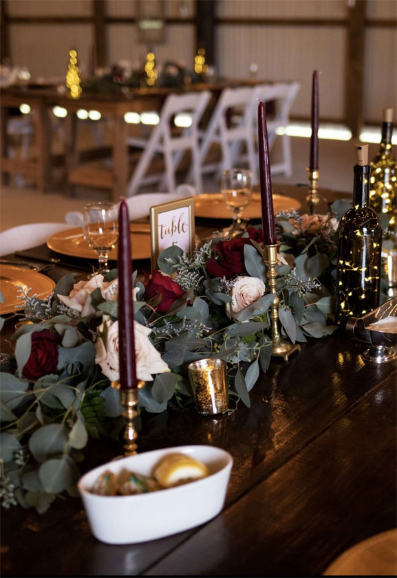 Moody wedding table ideas - burgundy and gold wedding table decorations #wedding #burgundy #weddingdecor