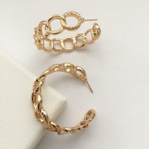 Stunning linking embossed link hoop earrings.