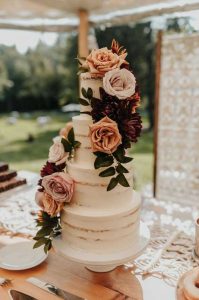 Naked wedding cake for a rustic wedding - wedding cake ideas #weddingcake #nakedcake