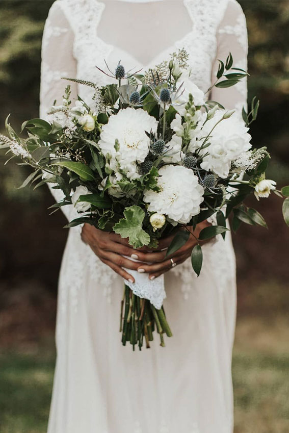 Pretty green and white wedding bouquet - winter wedding #bouquet #wedding