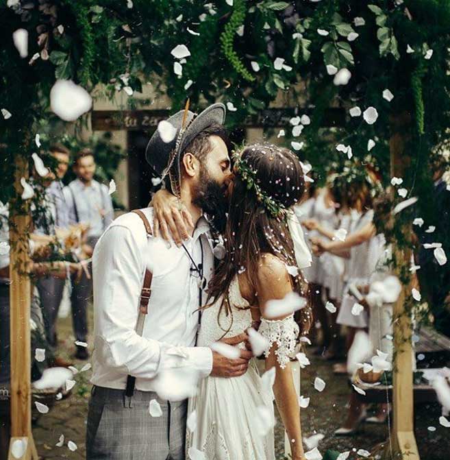 21 bride and groom portrait confetti kiss #confetti #weddingphoto #brideandgroom #wedding #weddingday
