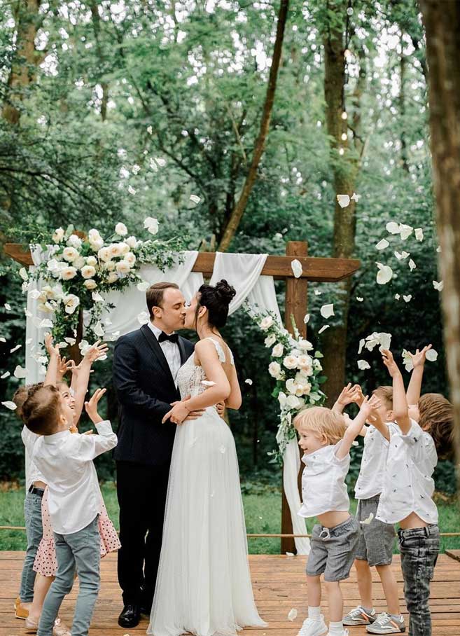 21 bride and groom portrait confetti kiss #confetti #weddingphoto #brideandgroom #wedding #weddingday