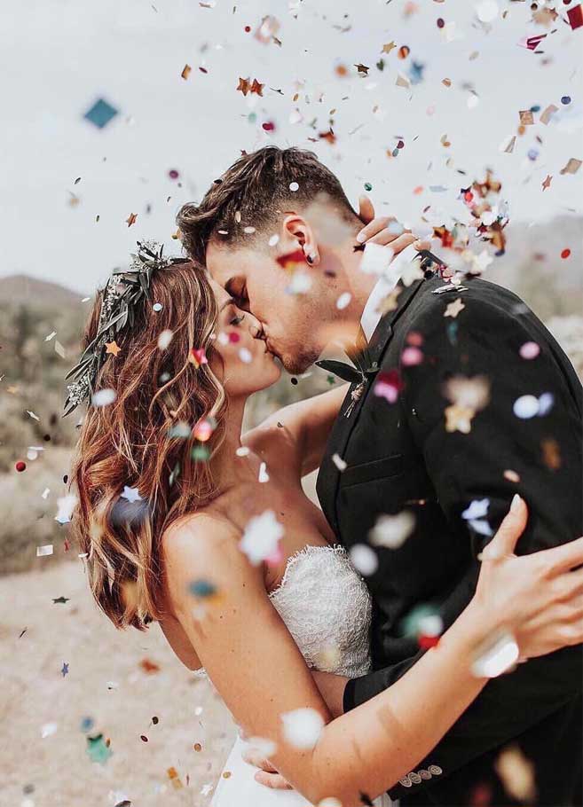 21 confetti wedding photo must have - bride and groom portrait confetti kiss #confetti #weddingphoto #brideandgroom #wedding #weddingday