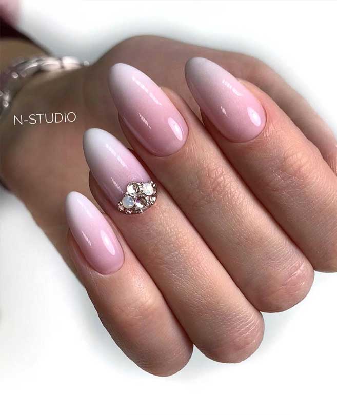 20 Adorable Christmas Almond Nail Ideas You'll Love This Season