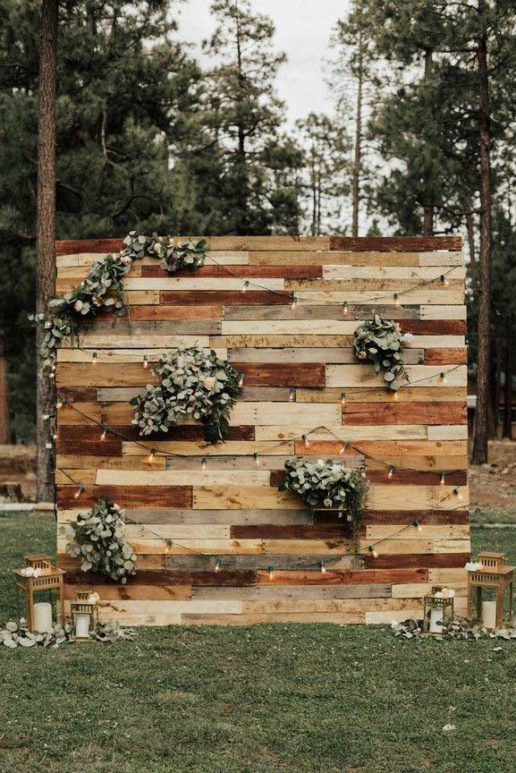 Wedding backdrop ideas, rustic wedding decor, wooden pallet wedding backdrop #weddingdecor #weddingideas