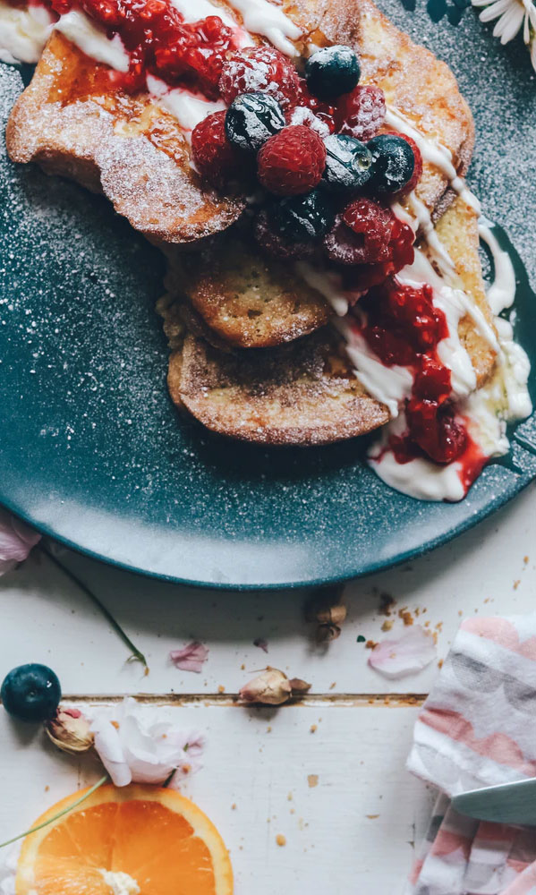 berries on toast, toast topped with strawberry and condensed milk #eastybreakfast #breakfastideas
