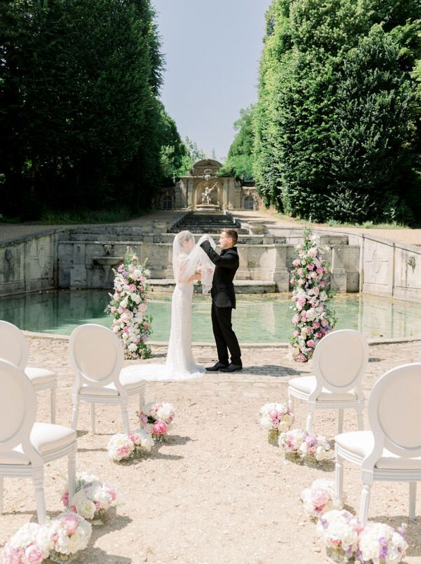 dreamy french chateau wedding, outdoor wedding ceremony , french chateau wedding, wedding ceremony decors