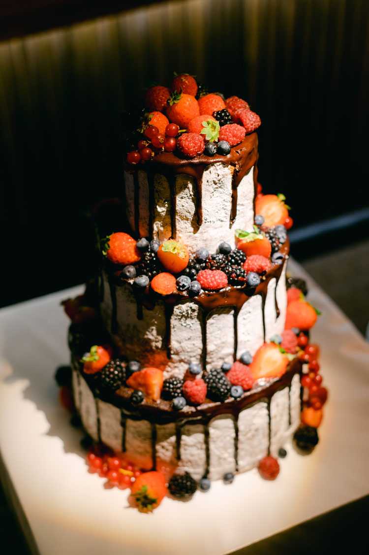 wedding cake, rustic wedding cake, wedding cake with summer fruits 