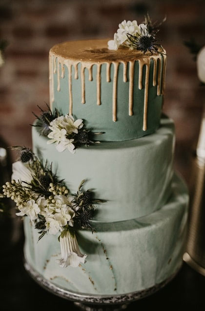 icing drip sage green wedding cake, sage green wedding cake, wedding cake #weddingcake #sage #green