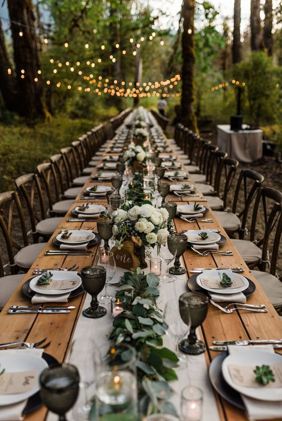 woodland wedding table, green wedding table, black and green wedding table, bohemian wedding table decor #weddingtable #rusticwedding