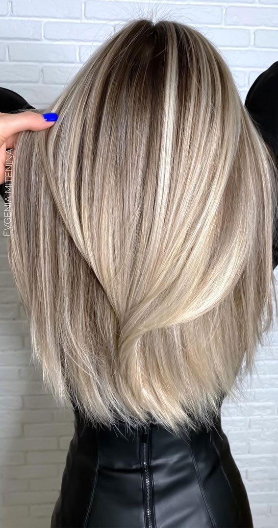 blonde with shadow root and lowlights, blonde root smudge, blend dark roots with blonde hair, blonde hair with shadow root and lowlights, shadow root blonde, dark roots blonde hair, blonde hair dark roots trend, shadow root blonde balayage