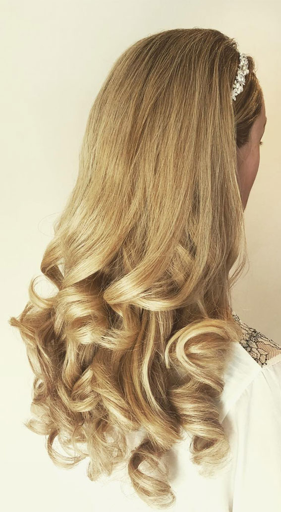 50 Breathtaking Prom Hairstyles For An Unforgettable Night : Blonde Hollywood Curls