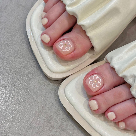 50 Cute Summer Toe Nails for 2022 : Flower Outline White Nails