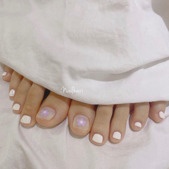 50 Cute Summer Toe Nails for 2022 : Lilac Daisy + White Polish