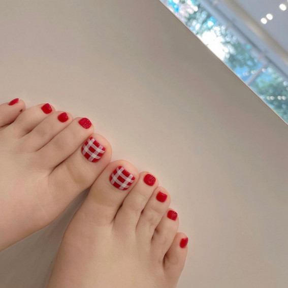 50 Cute Summer Toe Nails for 2022 : Red Checkerboard Toe Nails
