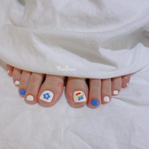 50 Cute Summer Toe Nails for 2022 : Blue and White Combo 1 - Fab Mood ...
