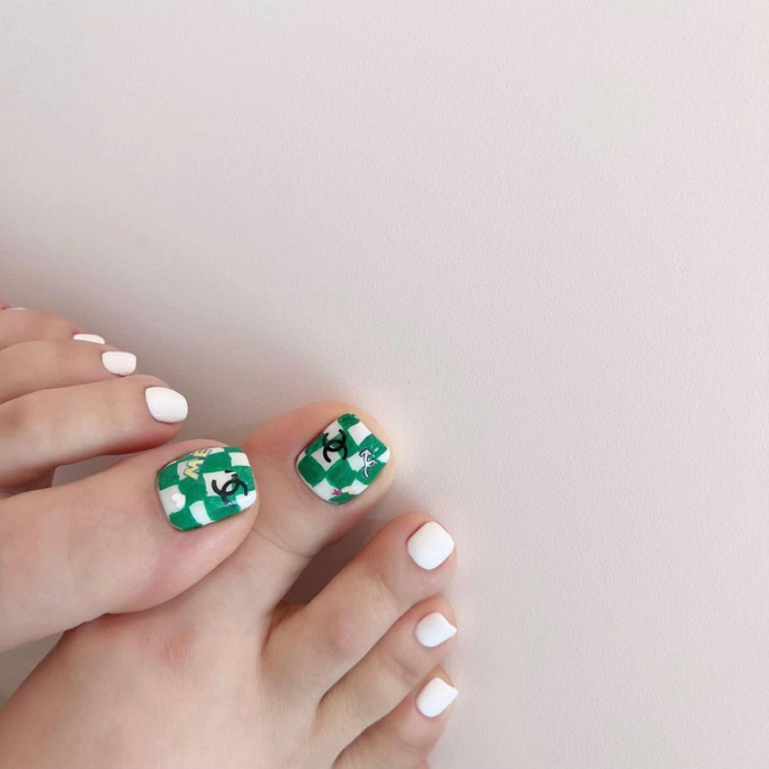 50 Cute Summer Toe Nails for 2022 : Green Checker Board with Chanel
