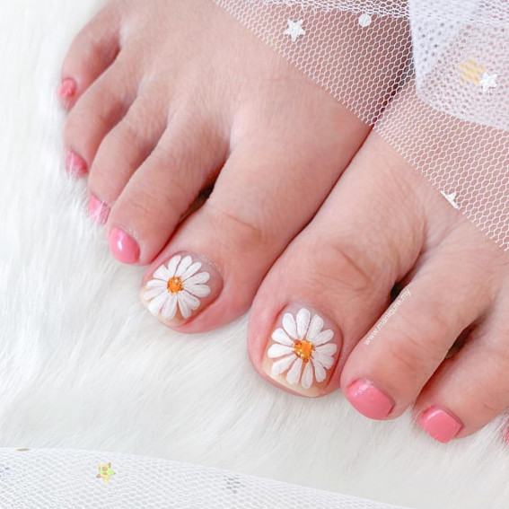 50 Trendy Pedicure Designs To Dress Up Your Toe Nails : Soft Pink + Daisy Natural