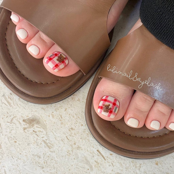 50 Cute Summer Toe Nails for 2022 : Red Gingham + Teddy Toe Nails Design