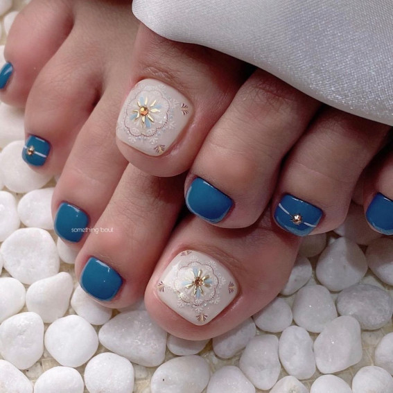 50 Cute Summer Toe Nails for 2022 : Flower White + Blue Grey Colour Toe Nails