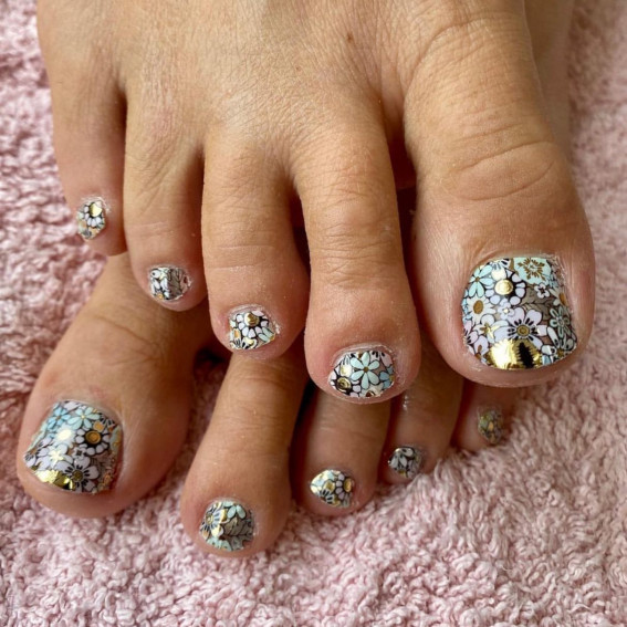 50 Trendy Pedicure Designs To Dress Up Your Toe Nails : Blue and Gold Flower Toe Nails