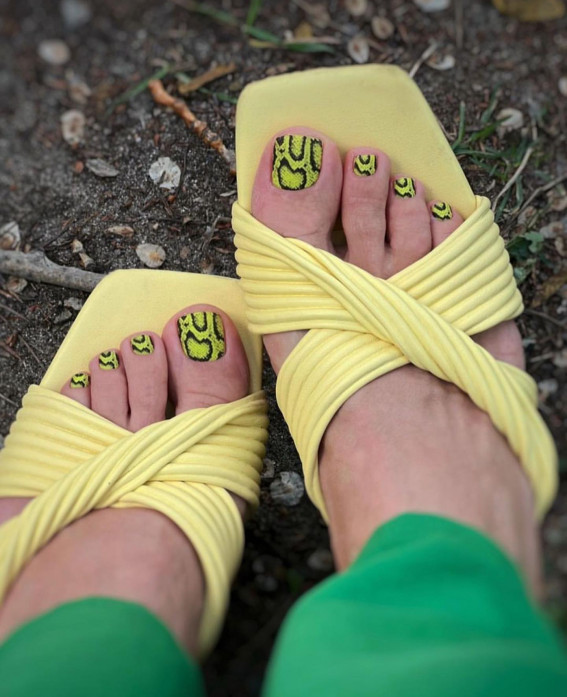 50 Trendy Pedicure Designs To Dress Up Your Toe Nails : Yellow Snakeskin Print Toe Nails