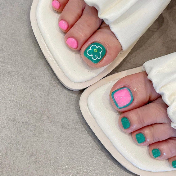 50 Cute Summer Toe Nails for 2022 : Flower on Green and Pink with Green Outline