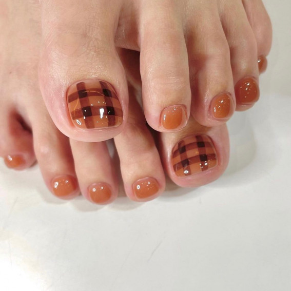 50 Cute Summer Toe Nails for 2022 : Ombre Brown + Gingham Design