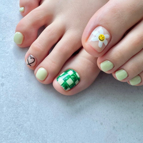 50 Cute Summer Toe Nails for 2022 : Daisy, Checkerboard Green Toe Nails
