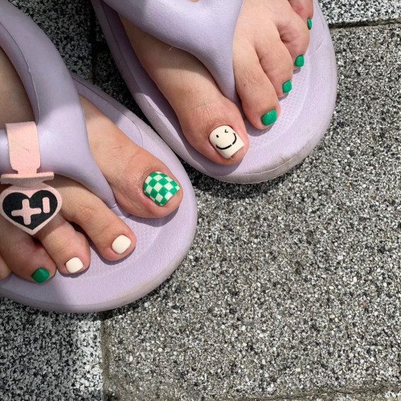 50 Trendy Pedicure Designs To Dress Up Your Toe Nails : Green & White Checkerboard + Happy Faces