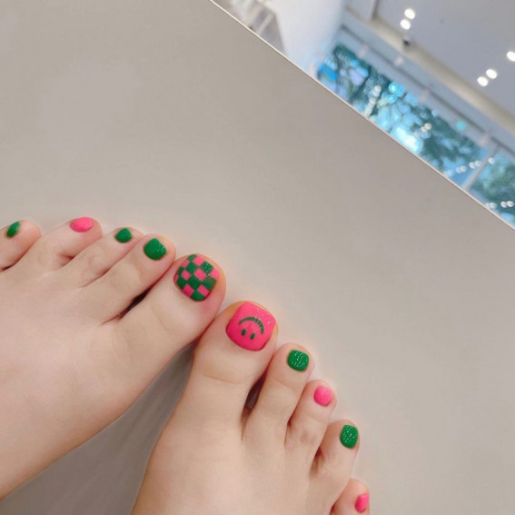 50 Trendy Pedicure Designs To Dress Up Your Toe Nails : Fuchsia and Green Checkerboard Toenails