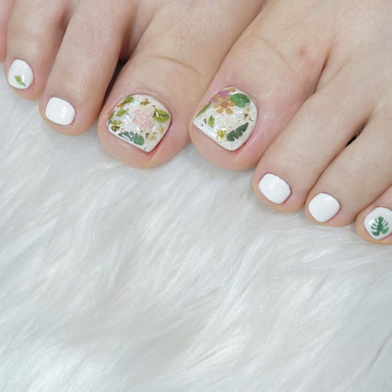 50 Best Wedding Toe Nails : Flower Inside Toe Nails