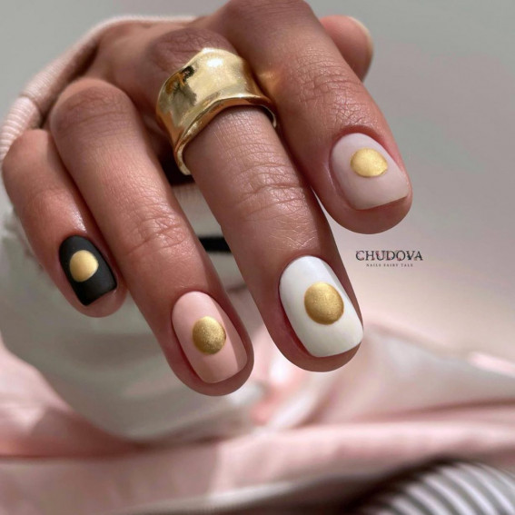 40 Pretty Summer Nails To Wear Right Now : Neutral & Black Nails with Gold Details