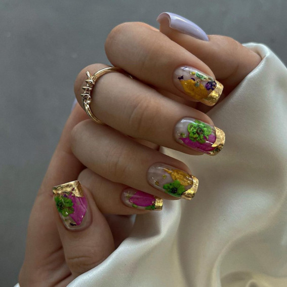 40 Pretty Summer Nails To Wear Right Now : Floral Nails with Gold Tips