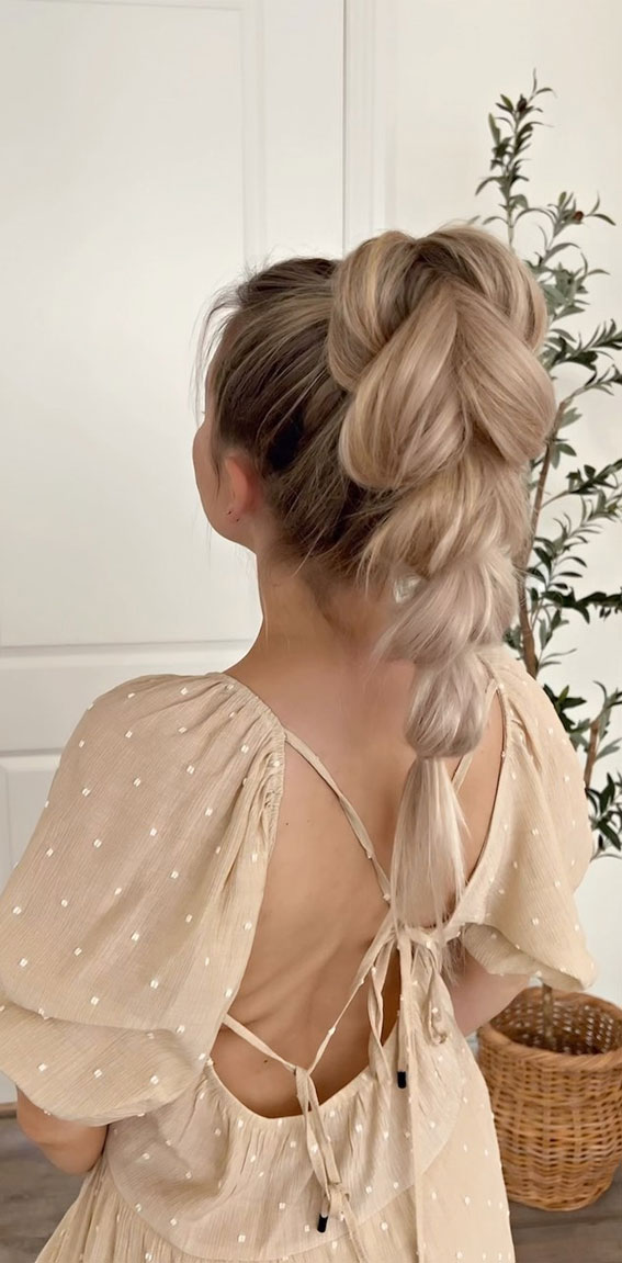 42 Cute and Easy Summer Hairstyles for 2022 : Chunky Pull Through Ponytail