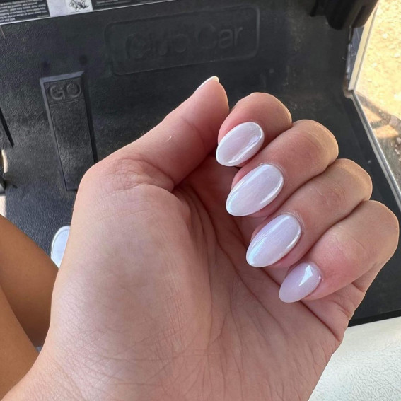 hailey bieber glazed donut nails, summer nail trends 2022, nail designs 2022, glazed donut nails, hailey bieber nails pearl, summer nails, summer nail colors, summer 2022 nail colors, chrome nails, hailey bieber pearl nails, pearl chrome nails