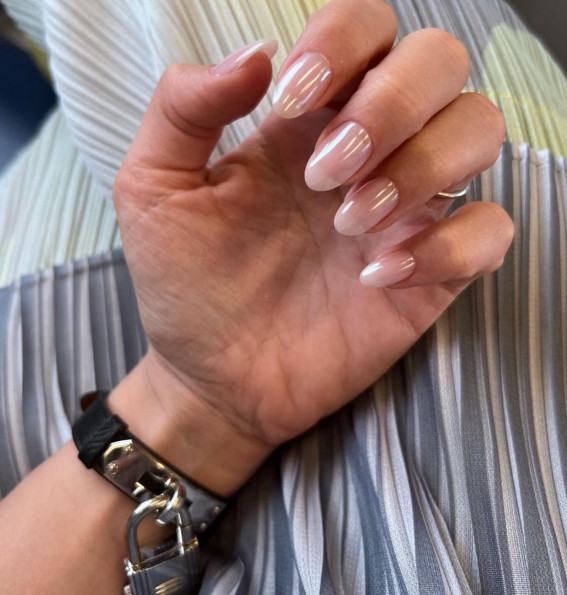 hailey bieber glazed donut nails, summer nail trends 2022, nail designs 2022, glazed donut nails, hailey bieber nails pearl, summer nails, summer nail colors, summer 2022 nail colors, chrome nails, hailey bieber pearl nails, pearl chrome nails