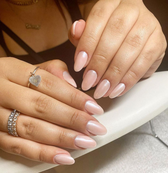 hailey bieber glazed donut nails, summer nail trends 2022, nail designs 2022, glazed donut nails, hailey bieber nails pearl, summer nails, summer nail colors, summer 2022 nail colors, chrome nails, hailey bieber pearl nails, pearl chrome nails