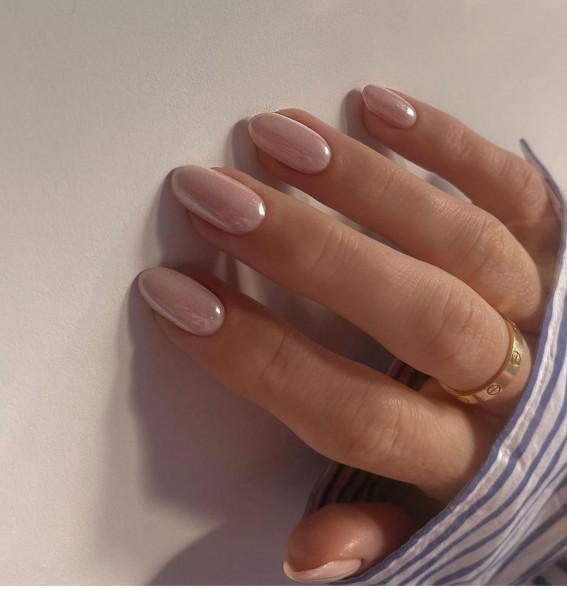 hailey bieber glazed donut nails, summer nail trends 2022, nail designs 2022, glazed donut nails, hailey bieber nails pearl, summer nails, summer nail colors, summer 2022 nail colors, chrome nails, hailey bieber pearl nails, pearl chrome nails