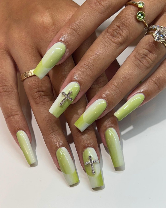 35 Best Optical Illusion Nails : Soft Green and White Nails