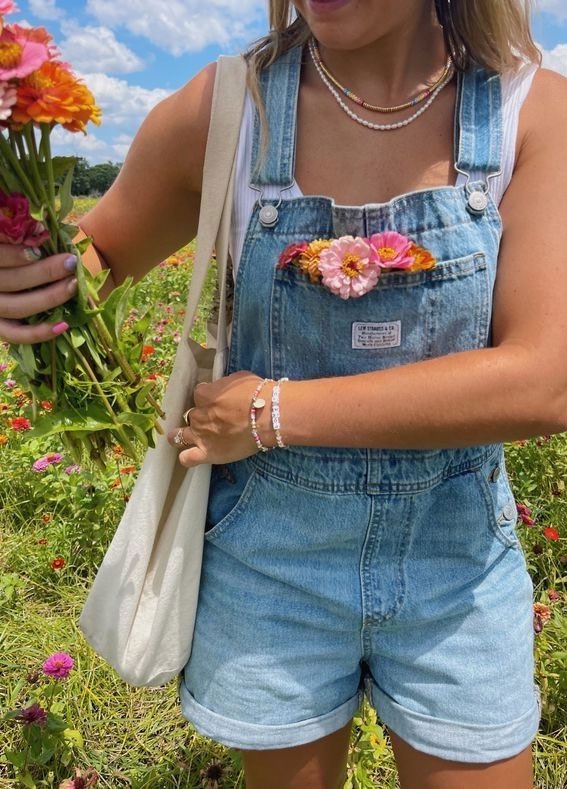 Captivating Moments in an Aesthetic Summer : Flowers in her Pocket