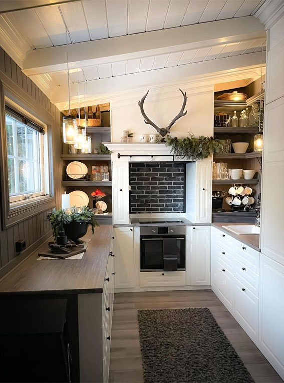 Small Kitchen Solutions: Maximizing Space and Style in Cozy Culinary Spaces