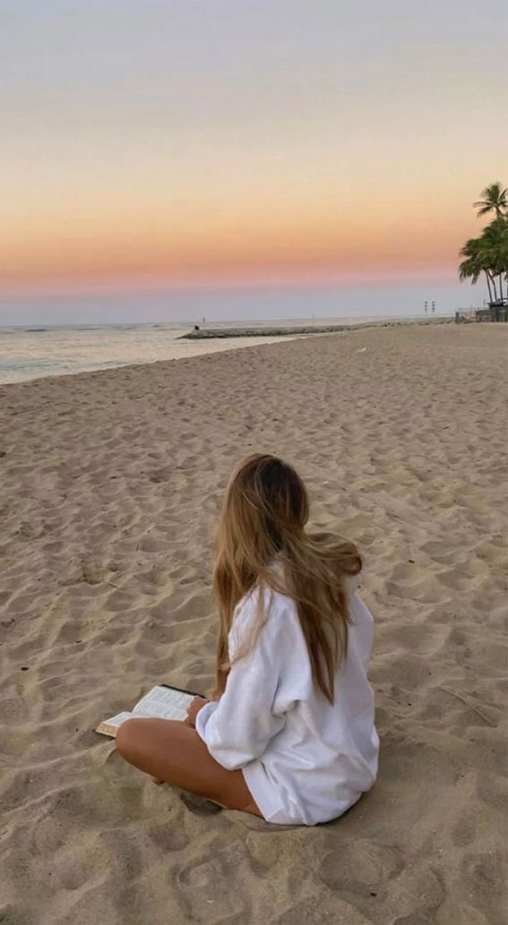 Discovering the Essence of Aesthetic Summer : Reading on The Beach