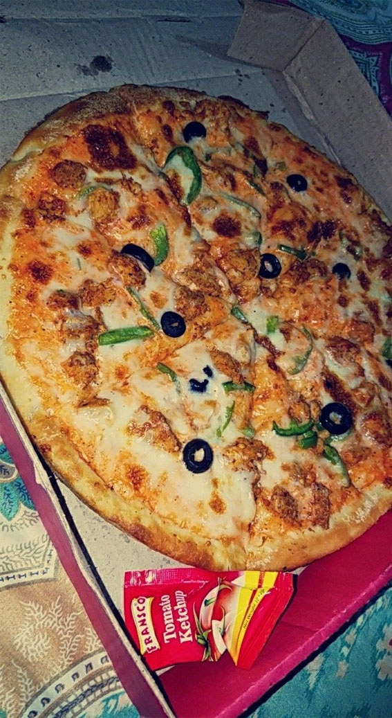 50+ Food Snapchat That Makes Your Mouth Watering : Pizza Topped with Olive & Pepper