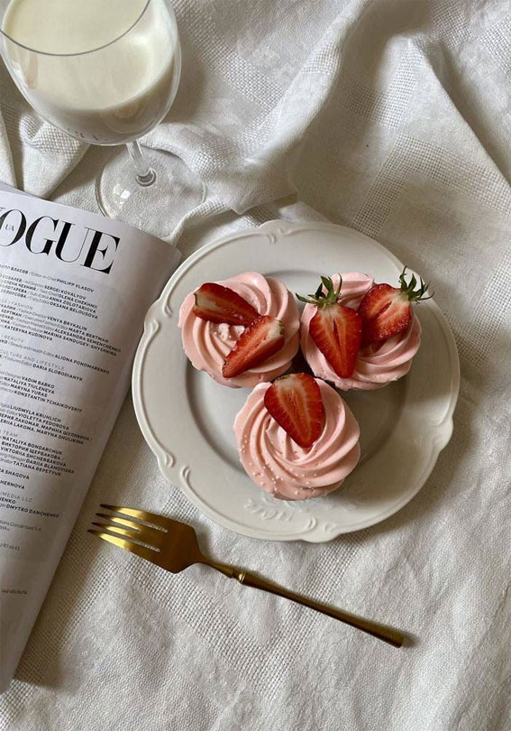 50+ Food Snapchat That Makes Your Mouth Watering : Pink Meringue & Strawberries