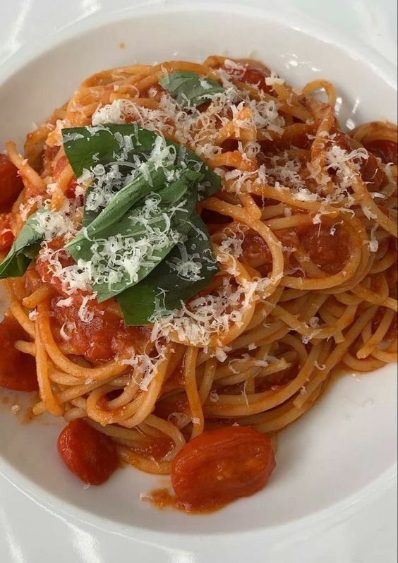 50 Pasta Aesthetic Dishes From An Elegant Dinner To A Cozy Meal : Tomatoes Sauce Spaghetti