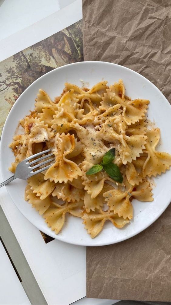 50 Pasta Aesthetic Dishes From An Elegant Dinner To A Cozy Meal : White Sauce with Bow Tie Pasta